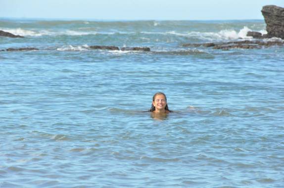 Banho de mar matinal em Santa Teresa, no litoral do Pacífico na Costa Rica